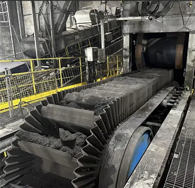 Gegolfde transportband